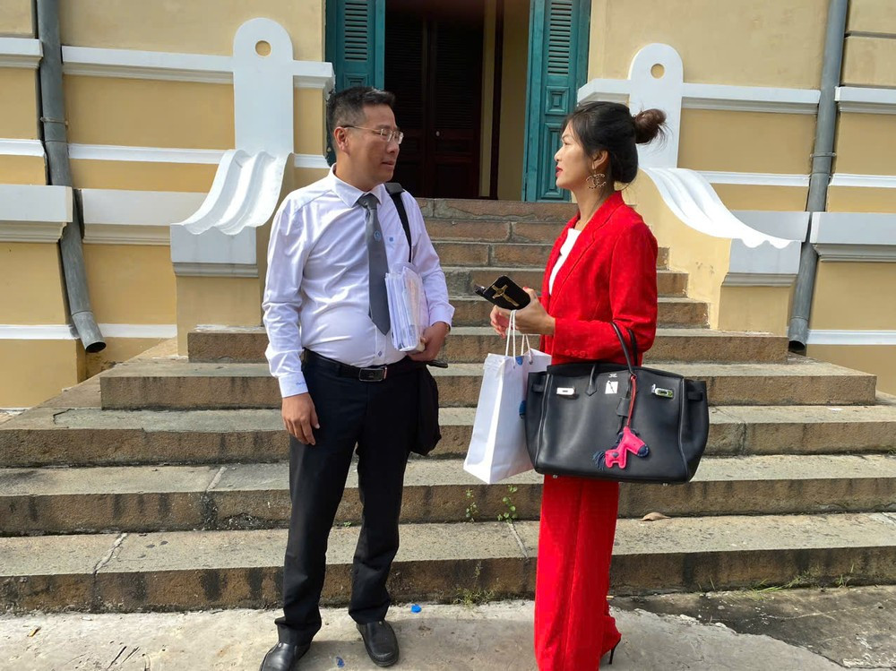 Luật sư Trần Bá Học bảo vệ quyền lợi cho ông Nguyễn Quang Tấn trong vụ kiện. Ảnh: Tân Châu Luật sư Trần Bá Học bảo vệ quyền lợi cho ông Nguyễn Quang Tấn trong vụ kiện. Ảnh: Tân Châu