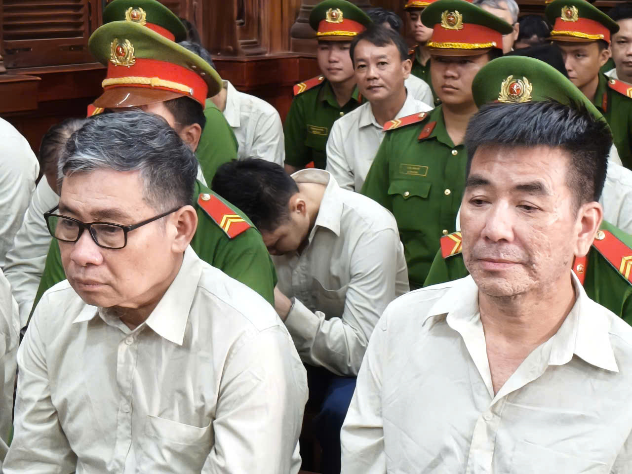 Bị cáo Lê Quang Bình (trái) tại phiên tòa sáng 24/3. Bị cáo Lê Quang Bình (trái) tại phiên tòa sáng 24/3.