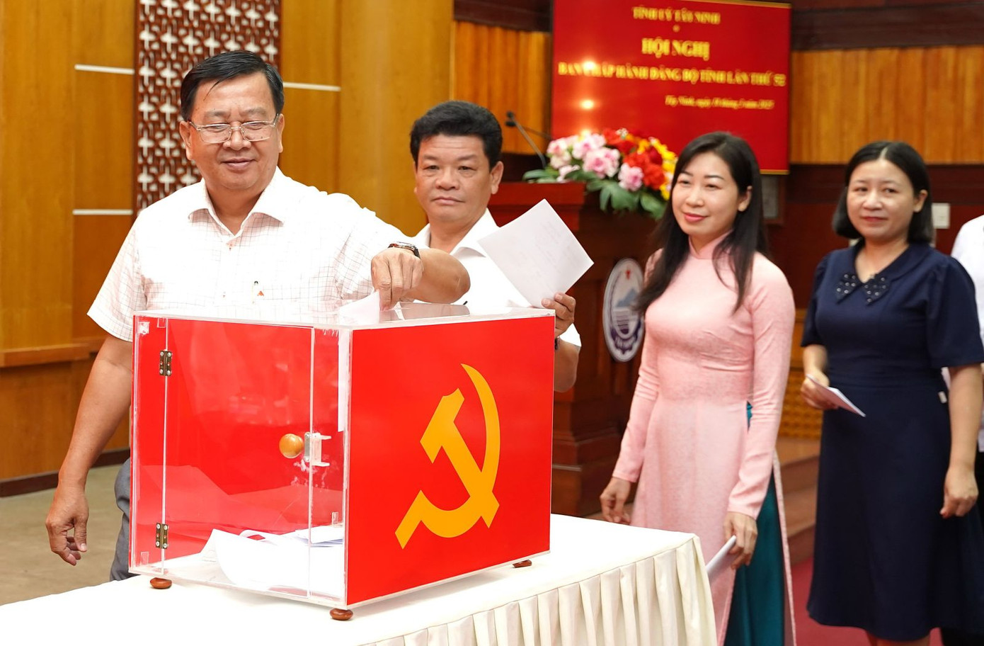 Các đại biểu bỏ phiếu bầu tân Bí thư Tỉnh ủy Tây Ninh sáng 18/3. Ảnh: BTN Các đại biểu bỏ phiếu bầu tân Bí thư Tỉnh ủy Tây Ninh sáng 18/3. Ảnh: BTN