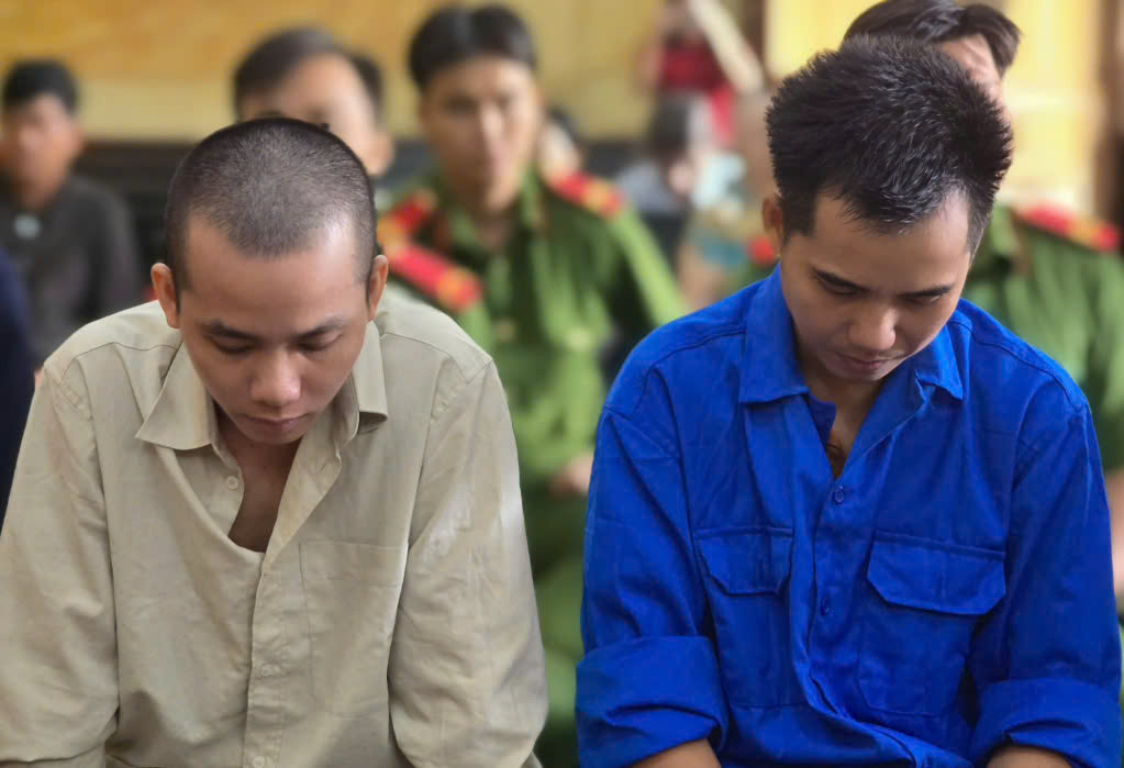 Hai bị cáo tại phiên tòa.