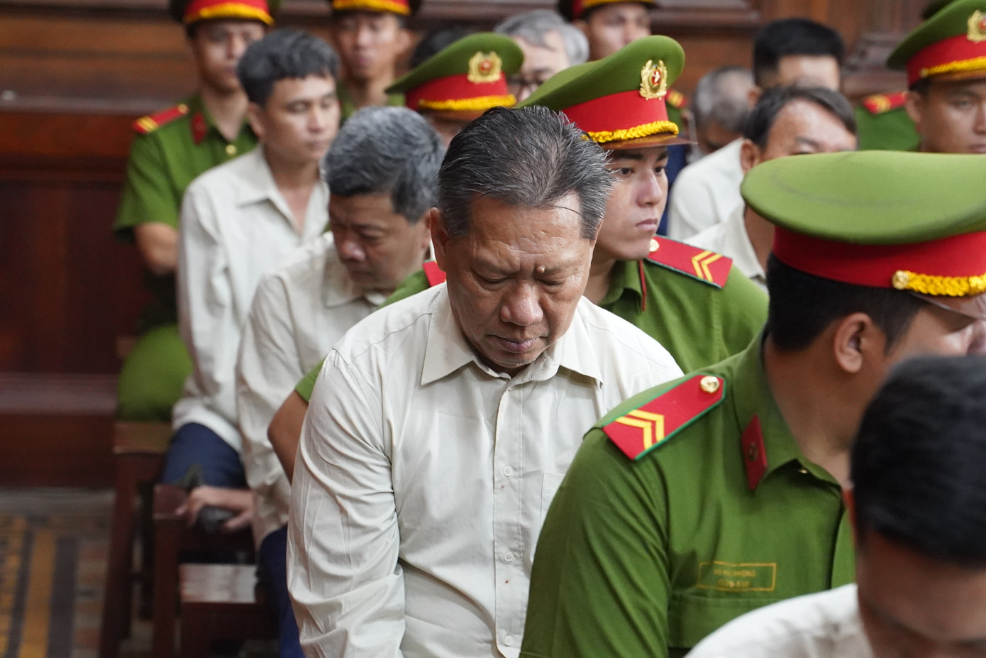 Cựu Phó Chủ tịch UBND tỉnh An Giang - Bị cáo Trần Anh Thư bị Viện Kiểm sát đề nghị phạt 6-17 năm tù. Cựu Phó Chủ tịch UBND tỉnh An Giang - Bị cáo Trần Anh Thư bị Viện Kiểm sát đề nghị phạt 6-17 năm tù.