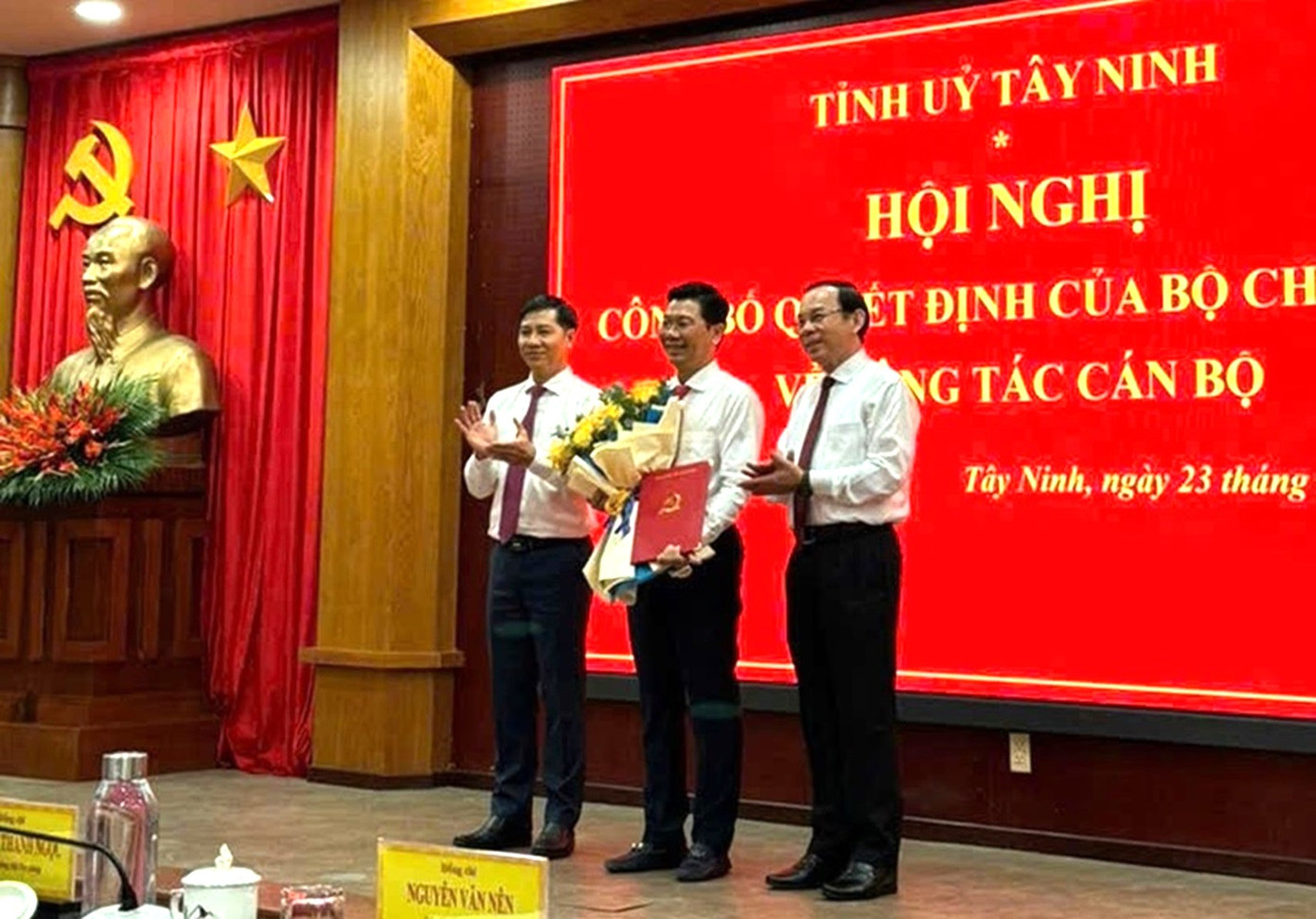 Ông Nguyễn Văn Nên (bìa phải) và ông Nguyễn Thành Tâm (bìa trái) trao quyết định và tặng hoa chúc mừng ông Nguyễn Mạnh Hùng (giữa) Ông Nguyễn Văn Nên (bìa phải) và ông Nguyễn Thành Tâm (bìa trái) trao quyết định và tặng hoa chúc mừng ông Nguyễn Mạnh Hùng (giữa)