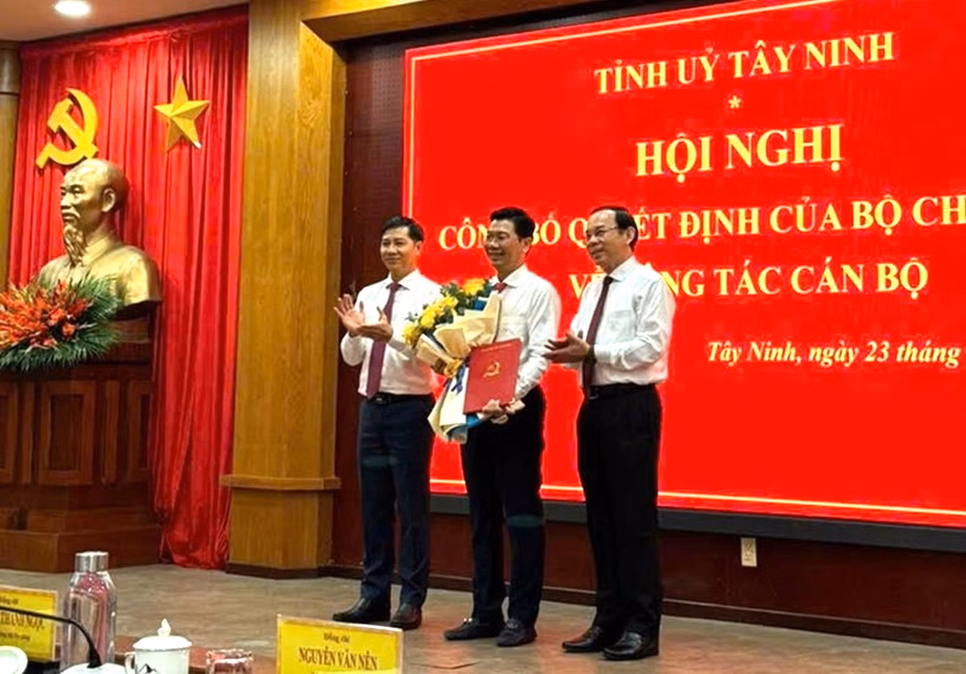 Ông Nguyễn Văn Nên (bìa phải) và ông Nguyễn Thành Tâm (bìa trái) trao quyết định và tặng hoa chúc mừng ông Nguyễn Mạnh Hùng (giữa) Ông Nguyễn Văn Nên (bìa phải) và ông Nguyễn Thành Tâm (bìa trái) trao quyết định và tặng hoa chúc mừng ông Nguyễn Mạnh Hùng (giữa)