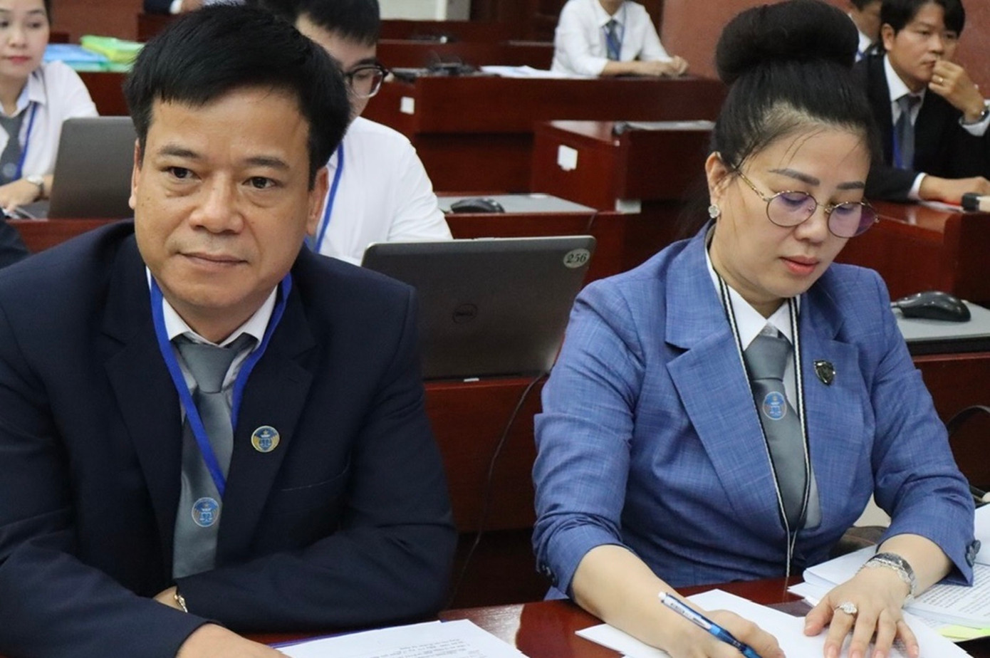 Luật sư Đặng Kim Chinh (trái) tham gia xét hỏi bị cáo Kwok Hakman Oliver tại phiên tòa sáng nay 28/3. Ảnh: Tân Châu