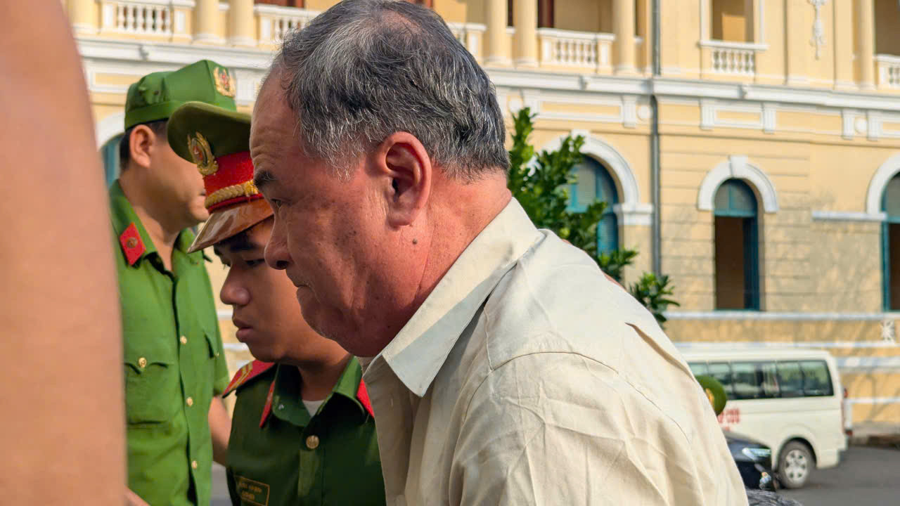 Cựu Chủ tịch UBND tỉnh An Giang Nguyễn Thanh Bình tại tòa án sáng 24/3. Cựu Chủ tịch UBND tỉnh An Giang Nguyễn Thanh Bình tại tòa án sáng 24/3.