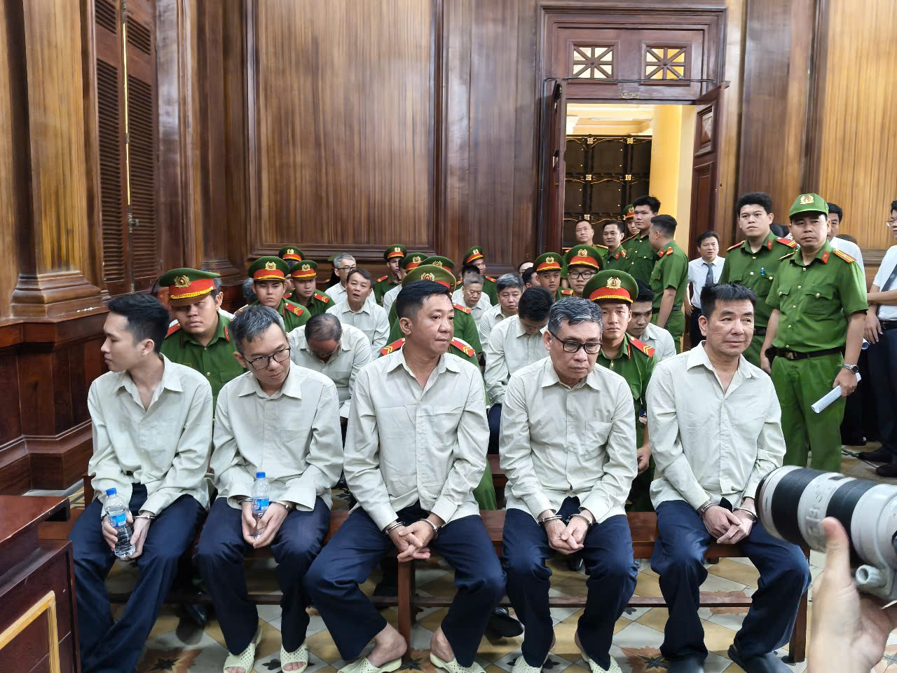 Các bị cáo tại phiên tòa sáng 24/3. Các bị cáo tại phiên tòa sáng 24/3.