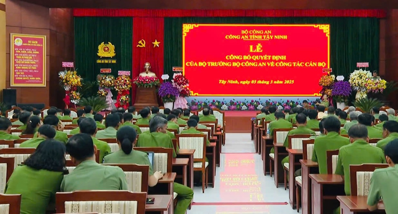 Quang cảnh Lễ công bố quyết định của Bộ trưởng Bộ Công an về cán bộ tại Tây Ninh, chiều 3/3.