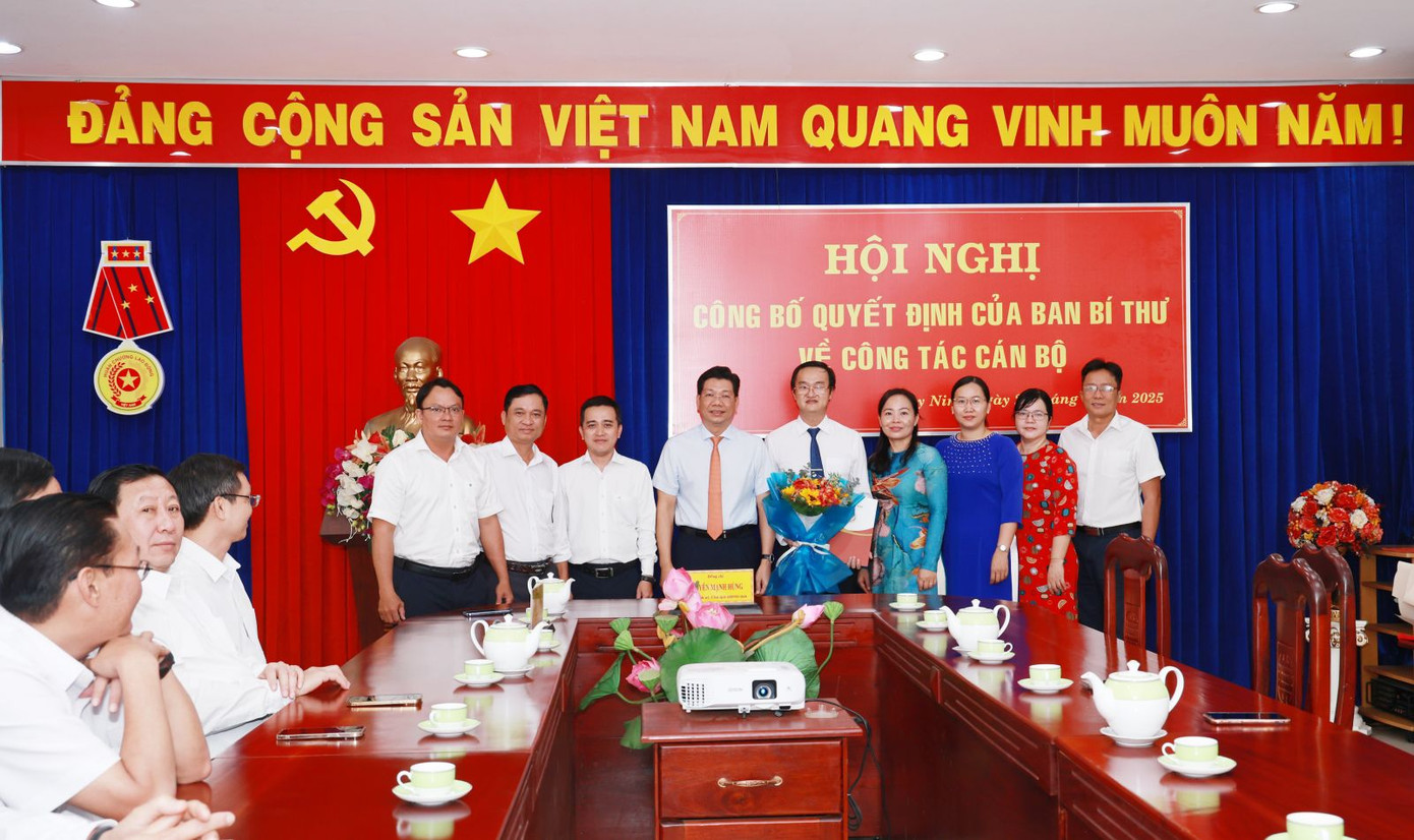 Ông Phan Huỳnh Quốc Vinh (thứ 5, từ phải sang) tại hội nghị. Ảnh: BTN Ông Phan Huỳnh Quốc Vinh (thứ 5, từ phải sang) tại hội nghị. Ảnh: BTN