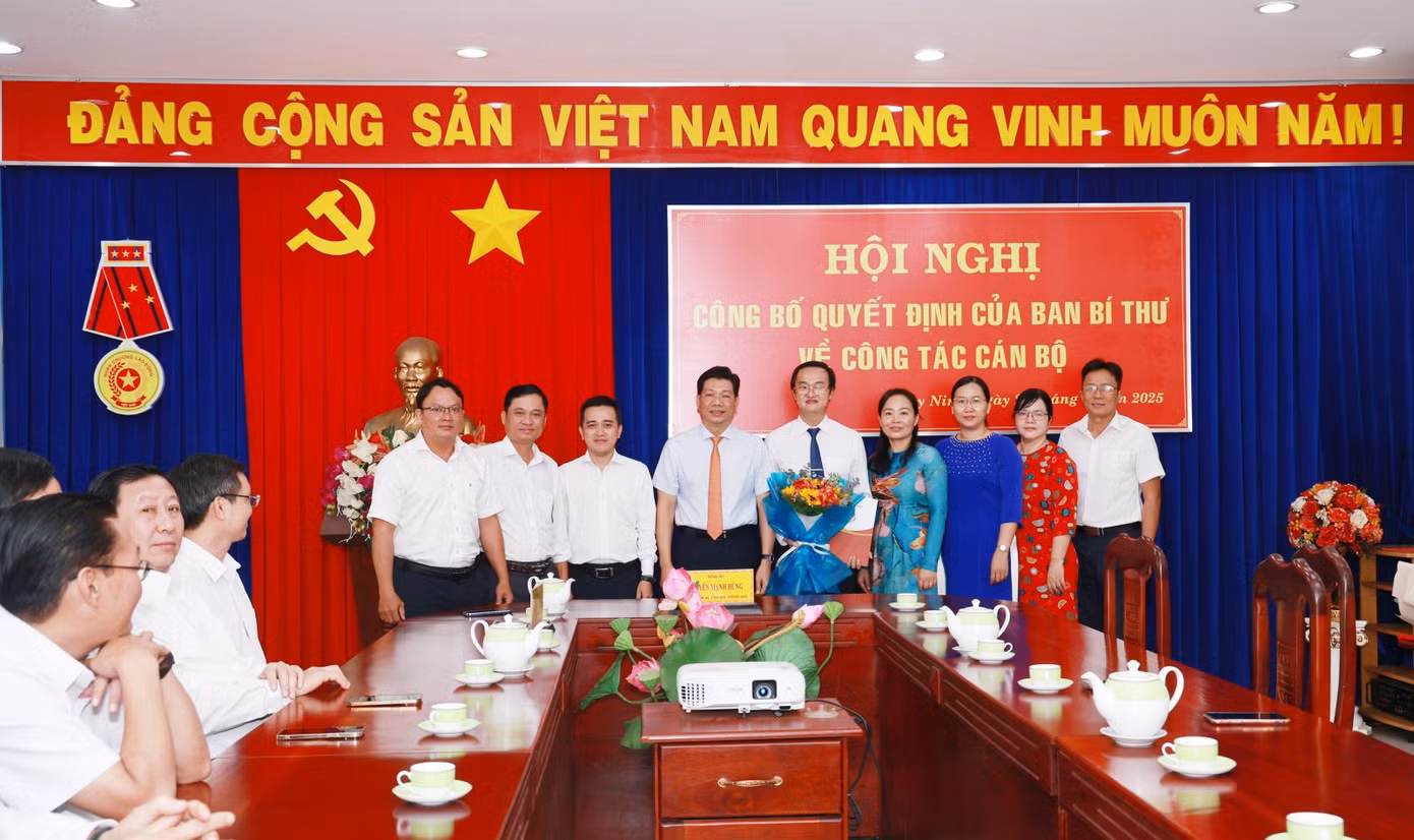 Ông Phan Huỳnh Quốc Vinh (thứ 5, từ phải sang) tại hội nghị. Ảnh: BTN Ông Phan Huỳnh Quốc Vinh (thứ 5, từ phải sang) tại hội nghị. Ảnh: BTN