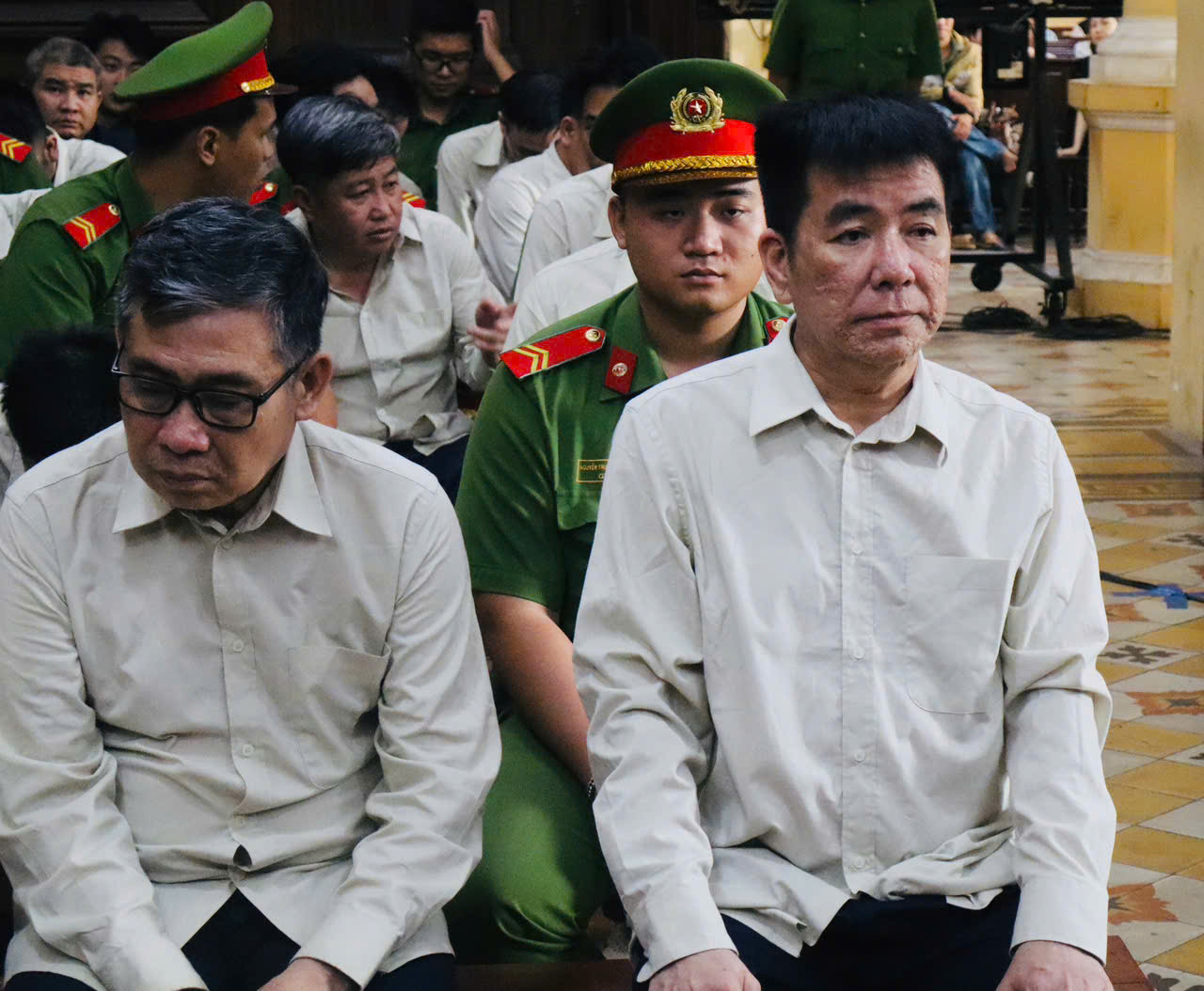 Bị cáo Lê Quang Bình (phải) tại phiên tòa sáng nay 27/3. Ảnh: Tân Châu Bị cáo Lê Quang Bình (phải) tại phiên tòa sáng nay 27/3. Ảnh: Tân Châu