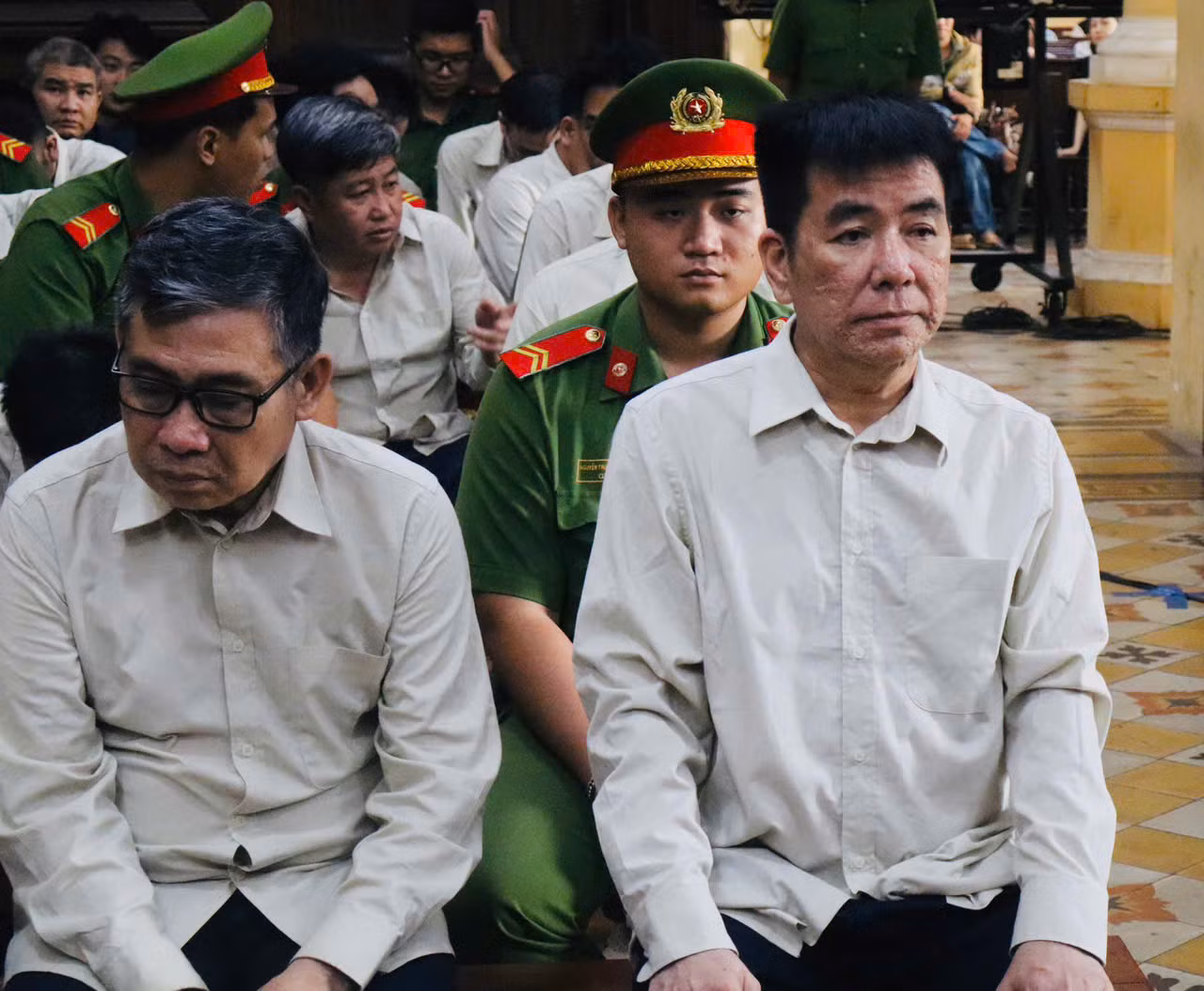 Bị cáo Lê Quang Bình (phải) tại phiên tòa sáng nay 27/3. Ảnh: Tân Châu