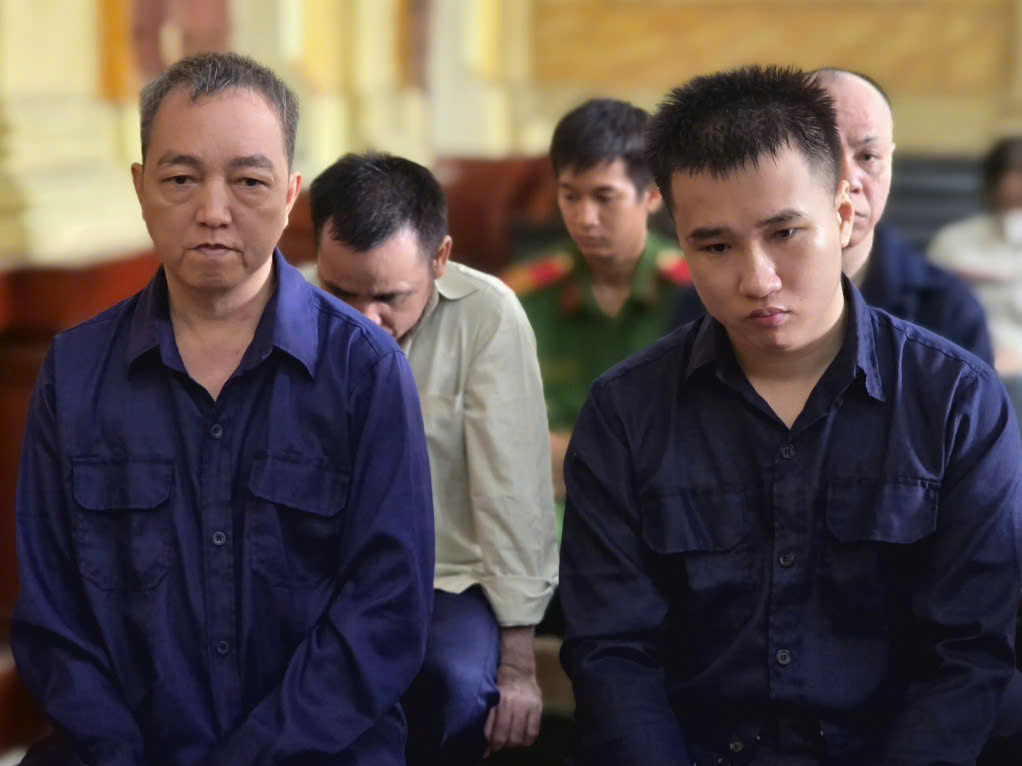 Bị cáo Nguyễn Xuân Cường (trái) tại phiên tòa.