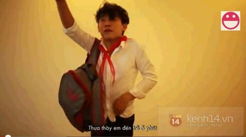 Dáng vẻ vội vã của học sinh đi học muộn