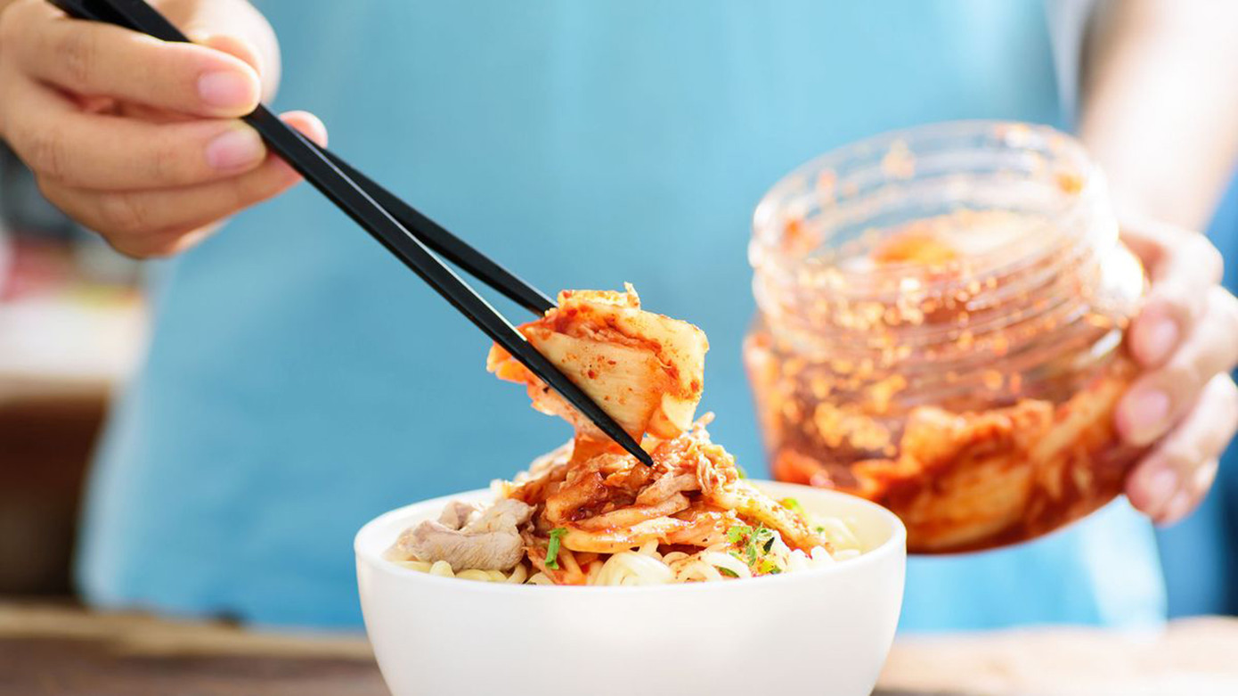 Kim chi chứa men vi sinh thuộc họ Lactobacillus, giúp tăng cường vi khuẩn tốt trong ruột. Kim chi chứa men vi sinh thuộc họ Lactobacillus, giúp tăng cường vi khuẩn tốt trong ruột.