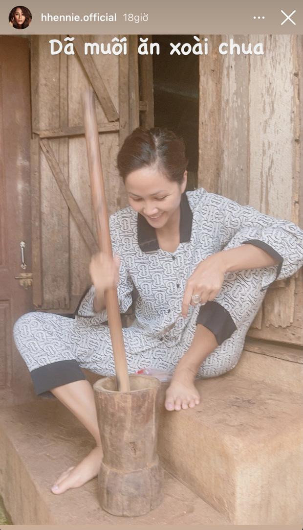 Nàng Hậu xuất hiện cùng hình ảnh vô cùng giản dị, gần gũi tại quê nhà. Nàng Hậu xuất hiện cùng hình ảnh vô cùng giản dị, gần gũi tại quê nhà.