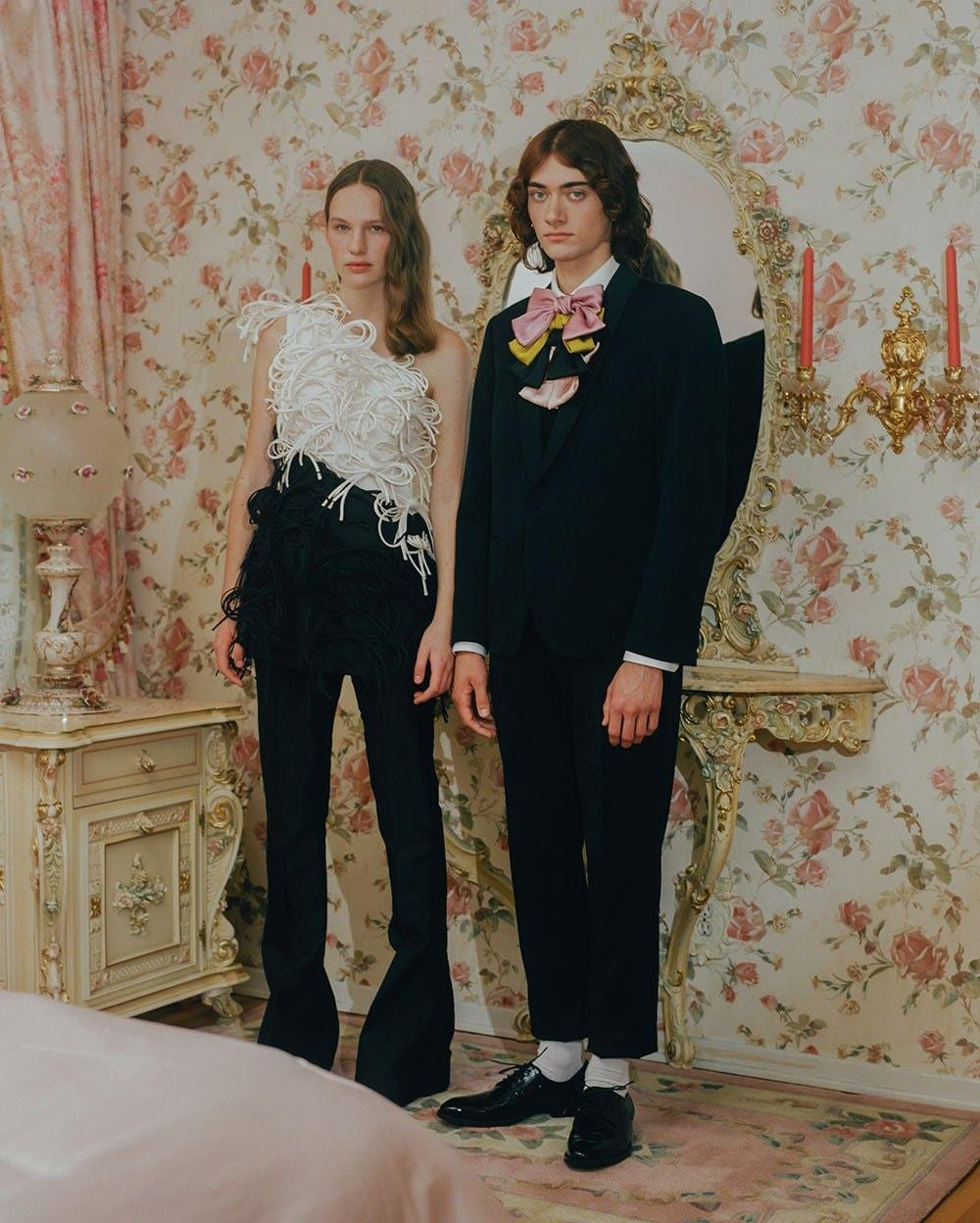 Người mẫu nữ mặc thiết kế của CONG TRI trong bộ ảnh editorial đăng trên Puss Puss Magazine của Anh Quốc.