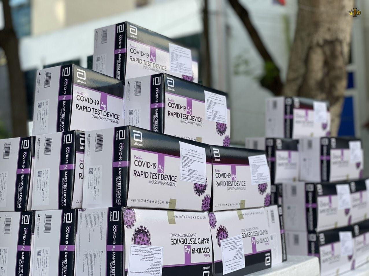 Bộ test xét nghiệm nhanh COVID-19 được FC Đom Đóm trao tặng tỉnh Bắc Giang. Bộ test xét nghiệm nhanh COVID-19 được FC Đom Đóm trao tặng tỉnh Bắc Giang.