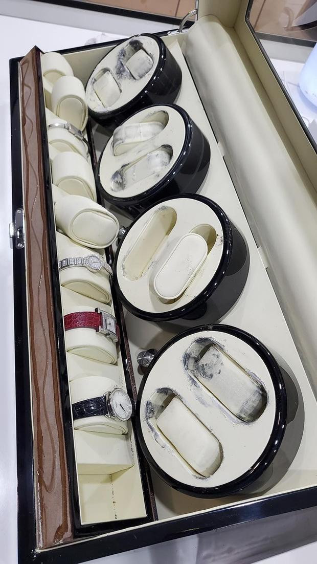 Những chiếc đồng hồ có tổng giá trị lên đến 15 tỷ đồng đã bị trộm. Những chiếc đồng hồ có tổng giá trị lên đến 15 tỷ đồng đã bị trộm.