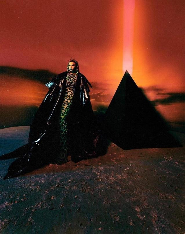 Demi Lovato diện trang phục CONG TRI trên tạp chí Paper (2021).