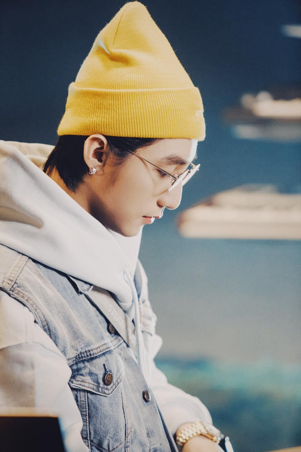 Netizen thích thú bày tỏ với tạo hình của Sơn Tùng M-TP ở đêm diễn live: "Anh không cần biểu cảm gì, ngồi yên cũng đã thấy yêu rồi ạ". Netizen thích thú bày tỏ với tạo hình của Sơn Tùng M-TP ở đêm diễn live: "Anh không cần biểu cảm gì, ngồi yên cũng đã thấy yêu rồi ạ".