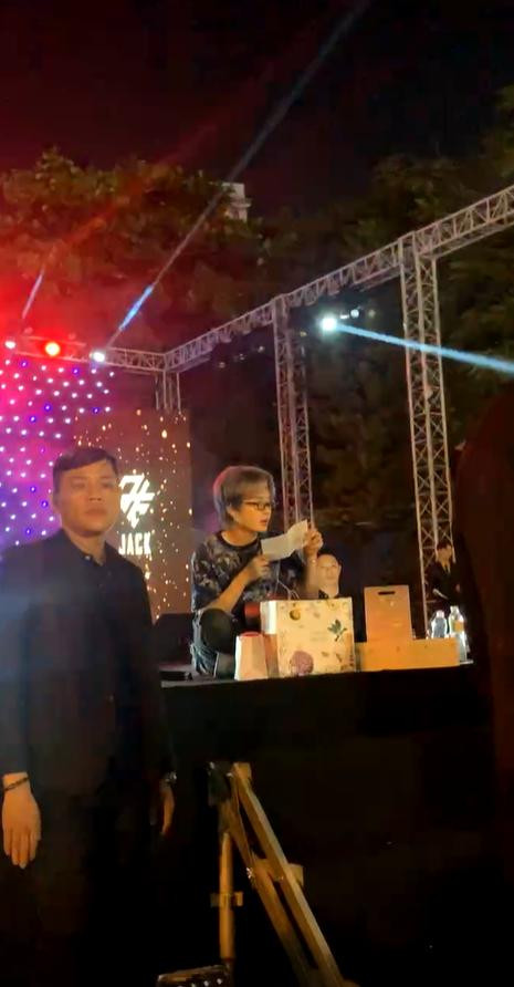 Jack mở từng hộp quà mà fan đã gửi đến cho nam ca sĩ trong buổi tiệc. Jack mở từng hộp quà mà fan đã gửi đến cho nam ca sĩ trong buổi tiệc.