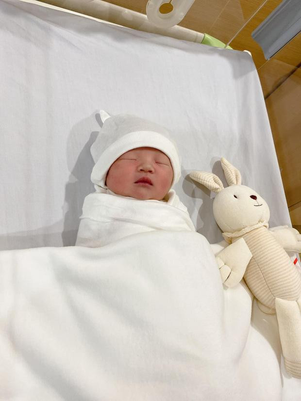 Hình ảnh Suchin 1 ngày tuổi được Đàm Thu Trang chia sẻ trên trang Facebook cá nhân. Hình ảnh Suchin 1 ngày tuổi được Đàm Thu Trang chia sẻ trên trang Facebook cá nhân.