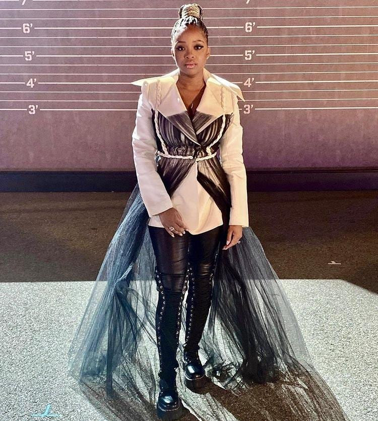 Tamika Mallory trong trang phục của NTK Công Trí, cô có màn trình diễn cùng rapper Lil Baby tại Grammy Awards 2021.