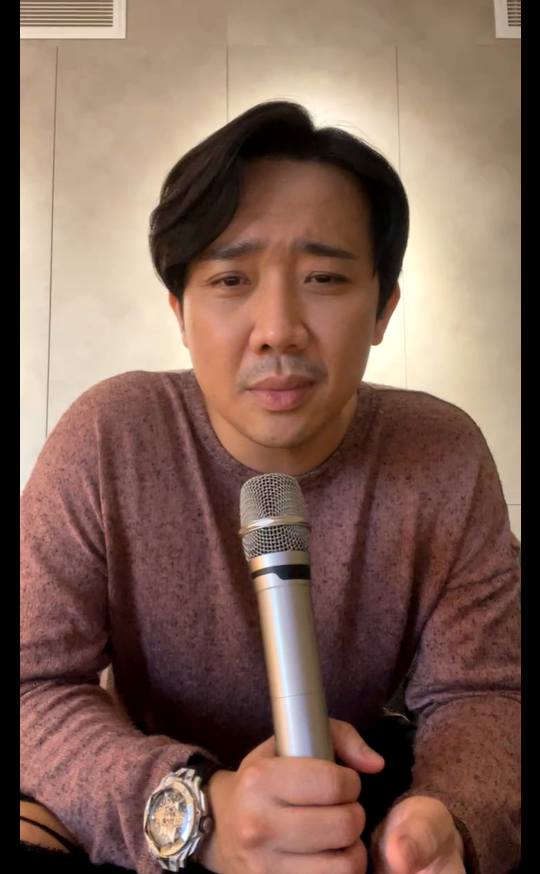 Trấn Thành vừa hát vừa tâm sự với khán giả. Trấn Thành vừa hát vừa tâm sự với khán giả.