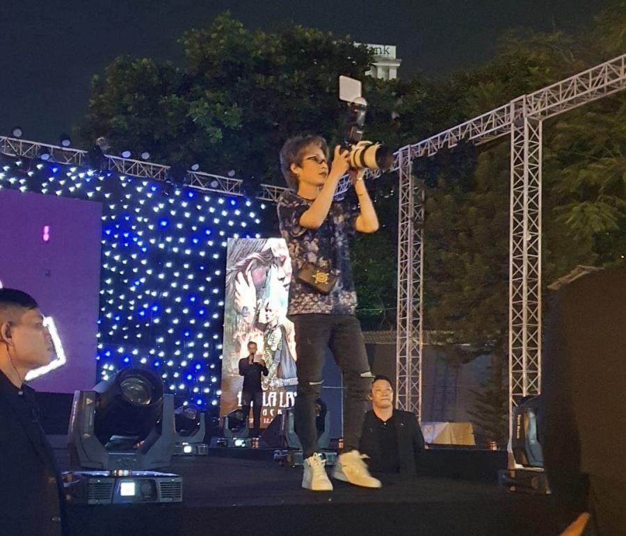 Jack còn chủ động dùng máy ảnh bắt lại những khoảnh khắc ý nghĩa của nhà Đóm. Jack còn chủ động dùng máy ảnh bắt lại những khoảnh khắc ý nghĩa của nhà Đóm.