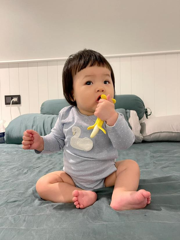 Hình ảnh hiện tại của Suchin được bà xã Cường Đô La đính kèm bên cạnh. Hình ảnh hiện tại của Suchin được bà xã Cường Đô La đính kèm bên cạnh.