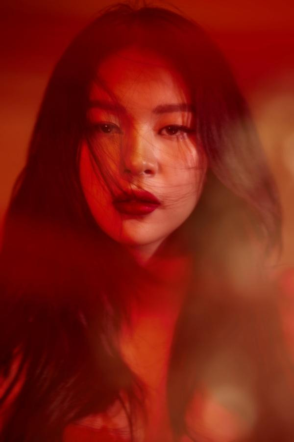 Tạo hình của Phí Phương Anh trong MV mới. Tạo hình của Phí Phương Anh trong MV mới.