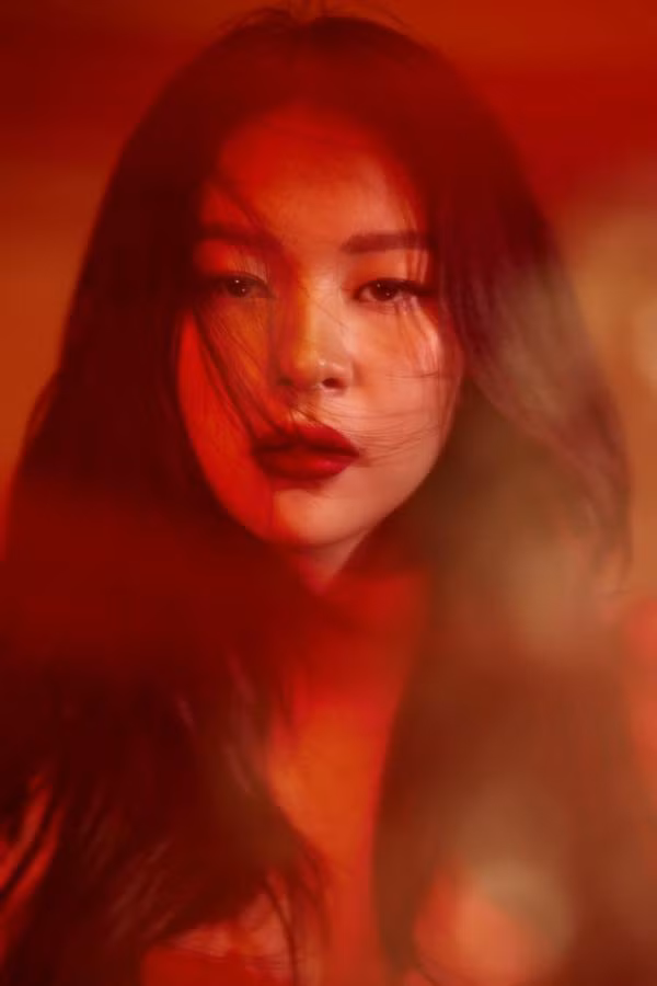 Tạo hình của Phí Phương Anh trong MV mới.