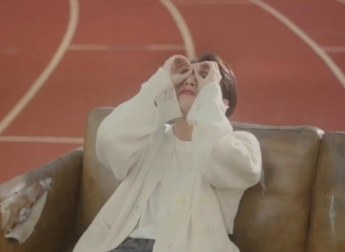 Tạo hình của Sơn Tùng M-TP trong MV đã làm "đốn tim" các fan bởi loạt biểu cảm đáng yêu. Tạo hình của Sơn Tùng M-TP trong MV đã làm "đốn tim" các fan bởi loạt biểu cảm đáng yêu.