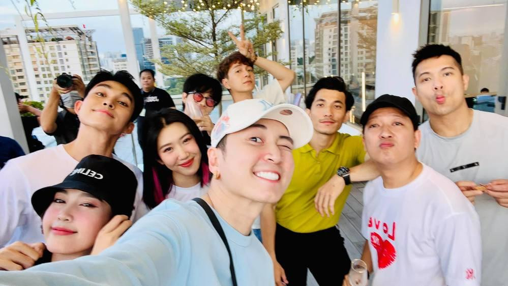 Karik đang trong quá trình ghi hình với dàn cast Running Man Vietnam 2021, bắt đầu có những tín hiệu comeback trên "địa hạt" âm nhạc trong thời gian tới.
