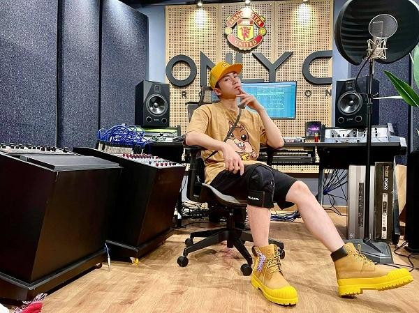 Hình ảnh được Karik đăng trên fanpage nhận được nhiều sự chú ý.