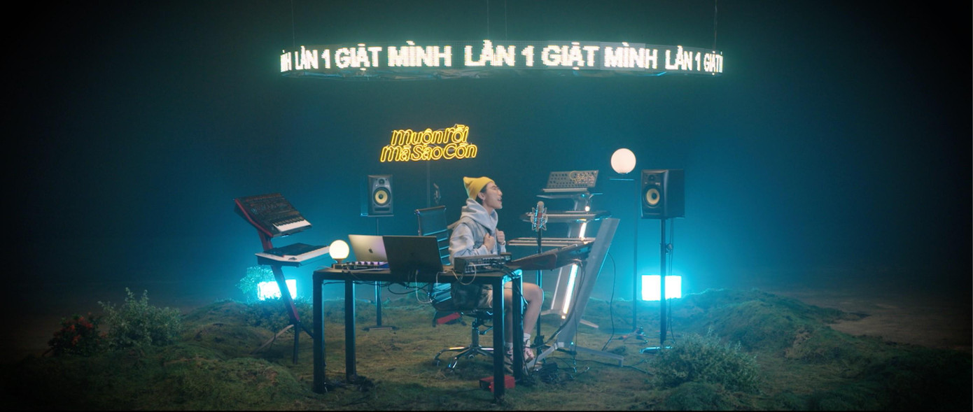 Sơn Tùng M-TP tại đêm diễn live ca khúc mới với style học sinh trung học. Sơn Tùng M-TP tại đêm diễn live ca khúc mới với style học sinh trung học.