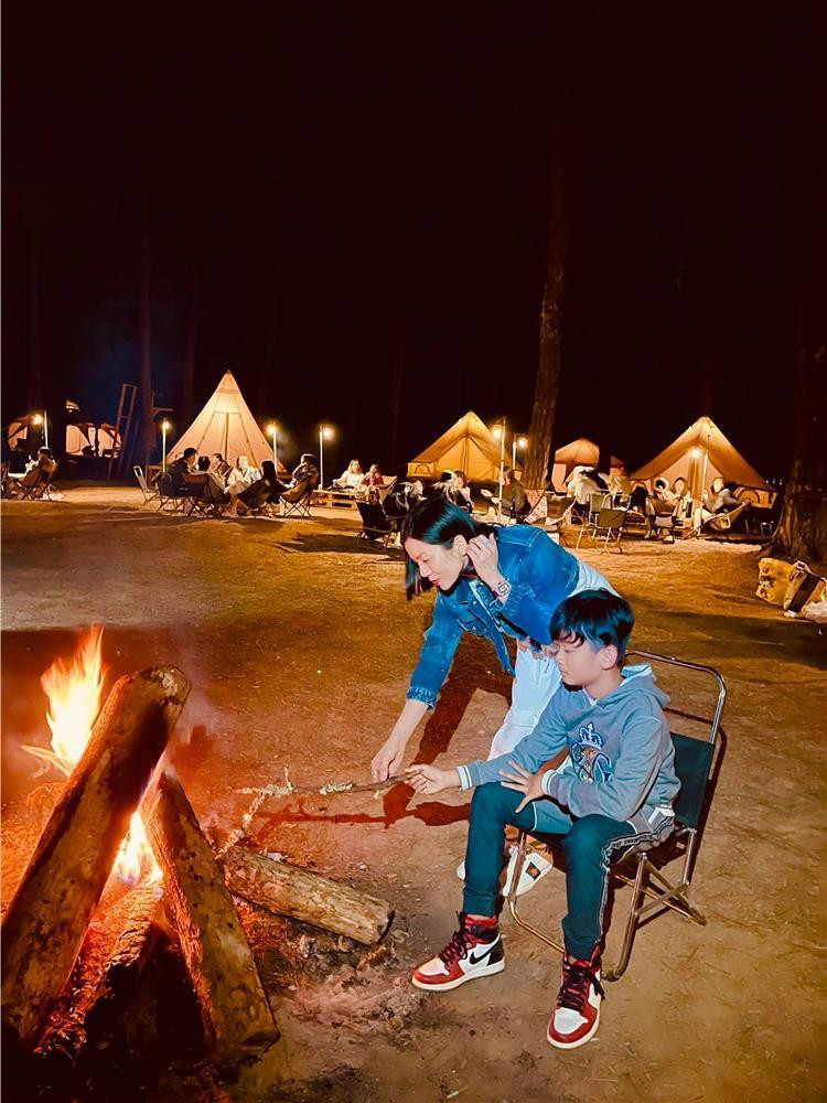 Hình ảnh hai mẹ con nhà Lệ Quyên đi cắm trại được Lâm Bảo Châu ghi lại.