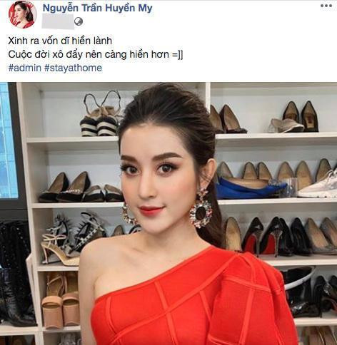 Huyền My cũng bị mắc một lỗi chính tả trong bài đăng trên Facebook, cô nàng viết: "Xinh ra vốn dĩ hiền lành". Huyền My cũng bị mắc một lỗi chính tả trong bài đăng trên Facebook, cô nàng viết: "Xinh ra vốn dĩ hiền lành".