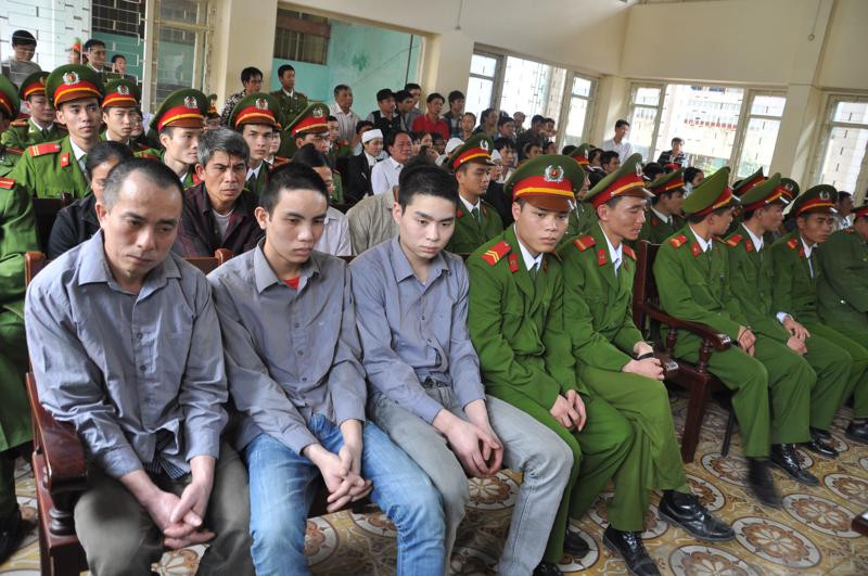 Từ sáng sớm rất đông các chiến sỹ công an, lực lượng bảo vệ có mặt để chuẩn bị an minh cho phiên tòa. Các phóng viên đã tới tòa từ rất sớm để chuẩn bị tác nghiệp, đưa tin. Luật sư Huỳnh - người bảo vệ lợi ích cho gia đình bị hại. Trong khi gia đình bị hại phẫn nộ, đau đớn... ... thì người nhà bị cáo Luyện lo lắng "ẩn" vào chỗ khuất. Ba bị cáo được áp tải tới tòa án và được hộ tống bởi khoảng gấn 300 chiến sĩ cảnh sát. Bị cáo Lê Văn Mến (bố của Lê Văn Luyện) bước vào tòa Khi thấy Lê Văn Luyện, người nhà cháu Bích đã xô tới kêu khóc, la ó đòi công bằng khiến lực lượng công an buộc phải áp tải cả ba bị cáo ra phòng Kiểm sát viên để bảo vệ. Lê Văn Luyện mặc quần bò áo sơ mi, khuôn mặt trắng trẻo gầy hơn lần xét xử sơ thẩm ngồi lặng thinh đợi phiên tòa bắt đầu. Lê Văn Luyện quay sang nhìn bố không nói được câu nào. Lê Văn Luyện lí nhí khai nhận toàn bộ quá trình gây án giết người, cướp vàng tại tiệm vàng Ngọc Bích Bị cáo Lê Văn Miên cho rằng vì quá thương con và hiểu biết pháp luật "nông cạn" nên mới bao che tội cho con mình. Tòan cảnh phiên tòa. Phiên tòa buổi sáng kết thúc, thấy gia đình bị hại quá bức xúc, rất nhiều cảnh sát vây quanh các bị cáo nhằm tránh xảy ra xô xát. Các bị cáo được áp tải lên xe trở về nơi giam giữ chuẩn bị cho phiên xử buổi chiều. Các bị cáo được tháo còng sau khi được dẫn giải tới phiên tòa Các bị cáo ngồi lặng lẽ trong vồng vây của lựng lượng bảo vệ trong khi gia đình người bị hại la ó. Lê Văn Luyện ngáp ngắn ngáp dài không cần lấy tay che... Và nắm chặt đôi tay đã cướp đi ba mạng người khi nghe gia đình bị hại và các luật sư tranh luận. Ông Trịnh Văn Tín - ông nội cháu Bích nêu những nghi vấn chưa sáng tỏ trong vụ án. Lê Văn Luyện lí nhí khi được nói lời cuối: "Bị cáo xin lỗi toàn xã hội và xin lỗi gia đình nạn nhân. Bị cáo mong được tòa giảm án cho mình và người thân” Các bị cáo cúi đầu nghe tòa tuyên án. Từ sáng sớm rất đông các chiến sỹ công an, lực lượng bảo vệ có mặt để chuẩn bị an minh cho phiên tòa. Các phóng viên đã tới tòa từ rất sớm để chuẩn bị tác nghiệp, đưa tin. Luật sư Huỳnh - người bảo vệ lợi ích cho gia đình bị hại. Trong khi gia đình bị hại phẫn nộ, đau đớn... ... thì người nhà bị cáo Luyện lo lắng "ẩn" vào chỗ khuất. Ba bị cáo được áp tải tới tòa án và được hộ tống bởi khoảng gấn 300 chiến sĩ cảnh sát. Bị cáo Lê Văn Mến (bố của Lê Văn Luyện) bước vào tòa Khi thấy Lê Văn Luyện, người nhà cháu Bích đã xô tới kêu khóc, la ó đòi công bằng khiến lực lượng công an buộc phải áp tải cả ba bị cáo ra phòng Kiểm sát viên để bảo vệ. Lê Văn Luyện mặc quần bò áo sơ mi, khuôn mặt trắng trẻo gầy hơn lần xét xử sơ thẩm ngồi lặng thinh đợi phiên tòa bắt đầu. Lê Văn Luyện quay sang nhìn bố không nói được câu nào. Lê Văn Luyện lí nhí khai nhận toàn bộ quá trình gây án giết người, cướp vàng tại tiệm vàng Ngọc Bích Bị cáo Lê Văn Miên cho rằng vì quá thương con và hiểu biết pháp luật "nông cạn" nên mới bao che tội cho con mình. Tòan cảnh phiên tòa. Phiên tòa buổi sáng kết thúc, thấy gia đình bị hại quá bức xúc, rất nhiều cảnh sát vây quanh các bị cáo nhằm tránh xảy ra xô xát. Các bị cáo được áp tải lên xe trở về nơi giam giữ chuẩn bị cho phiên xử buổi chiều. Các bị cáo được tháo còng sau khi được dẫn giải tới phiên tòa Các bị cáo ngồi lặng lẽ trong vồng vây của lựng lượng bảo vệ trong khi gia đình người bị hại la ó. Lê Văn Luyện ngáp ngắn ngáp dài không cần lấy tay che... Và nắm chặt đôi tay đã cướp đi ba mạng người khi nghe gia đình bị hại và các luật sư tranh luận. Ông Trịnh Văn Tín - ông nội cháu Bích nêu những nghi vấn chưa sáng tỏ trong vụ án. Lê Văn Luyện lí nhí khi được nói lời cuối: "Bị cáo xin lỗi toàn xã hội và xin lỗi gia đình nạn nhân. Bị cáo mong được tòa giảm án cho mình và người thân” Các bị cáo cúi đầu nghe tòa tuyên án.