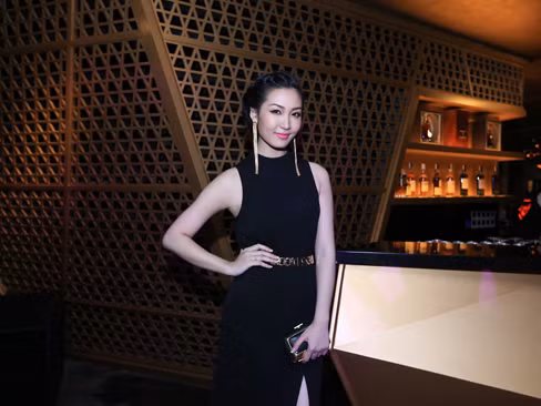 Tối qua, Á hậu Việt Nam 2010 Thùy Trang cũng tình cờ xuất hiện trong đêm tiệc và thật trùng hợp khi cô cũng chọn đầm đen