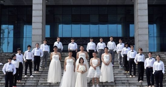 Bộ ảnh kỷ yếu này nhằm kêu gọi sự bình đẳng giới trong xã hội 