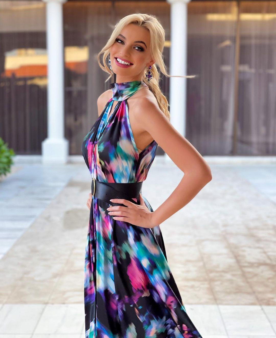 Cô là đại sứ, tình nguyện viên của nhiều chương trình thiện nguyện. Hàng tuần, cô tham gia phát đồ ăn cho người vô gia cư.