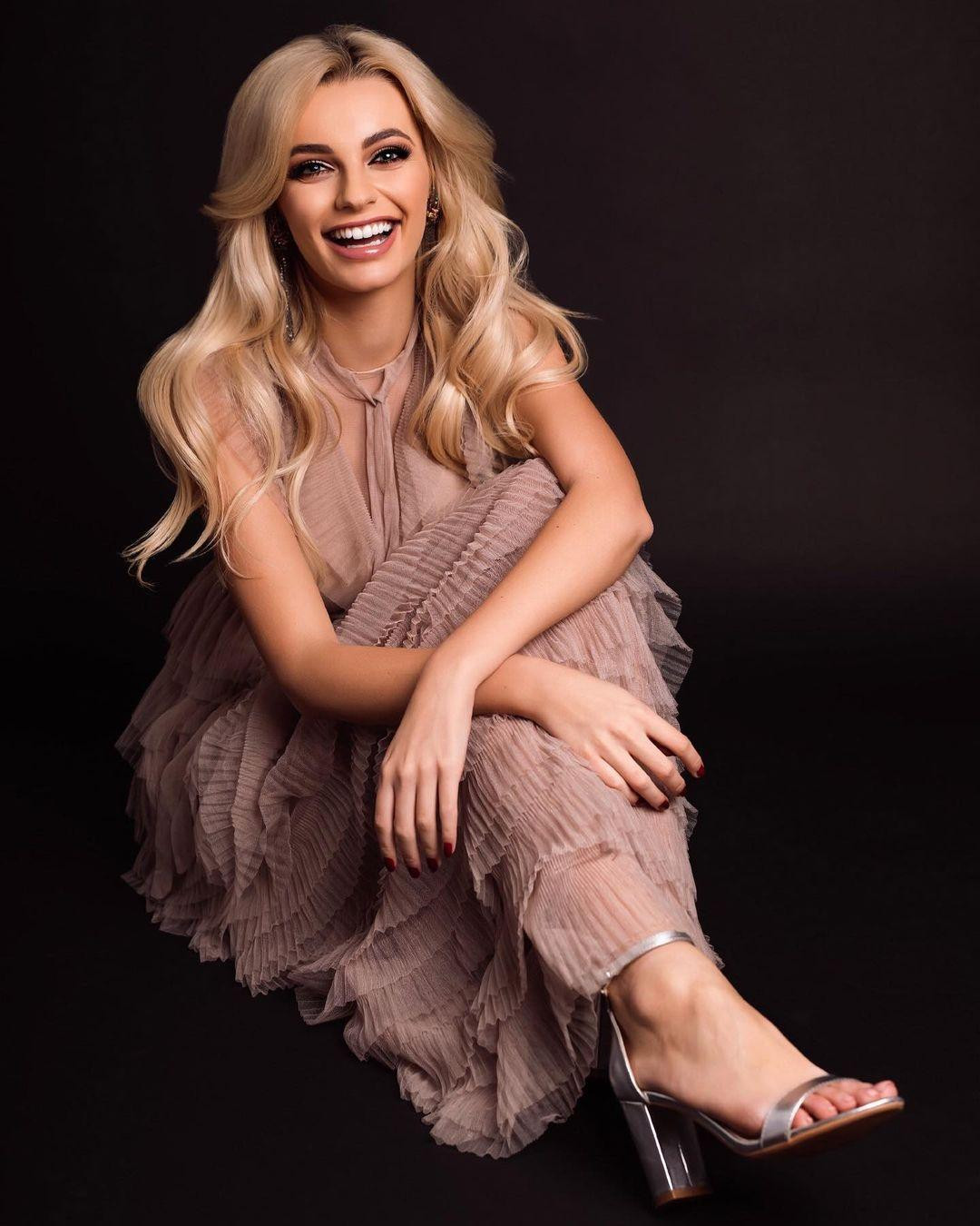 Karolina Bielawska sở hữu chiều cao ấn tượng 1m79 và là một người mẫu nổi tiếng tại Ba Lan.