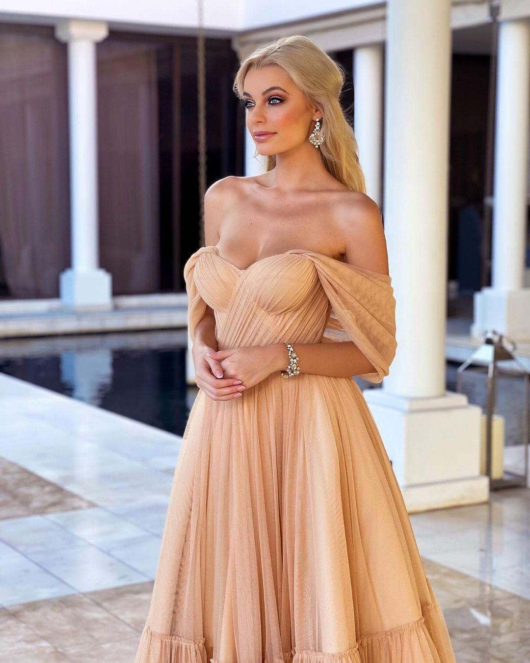 Nhan sắc xinh đẹp, ngọt ngào tựa búp bê barbie của tân Hoa hậu Thế giới.