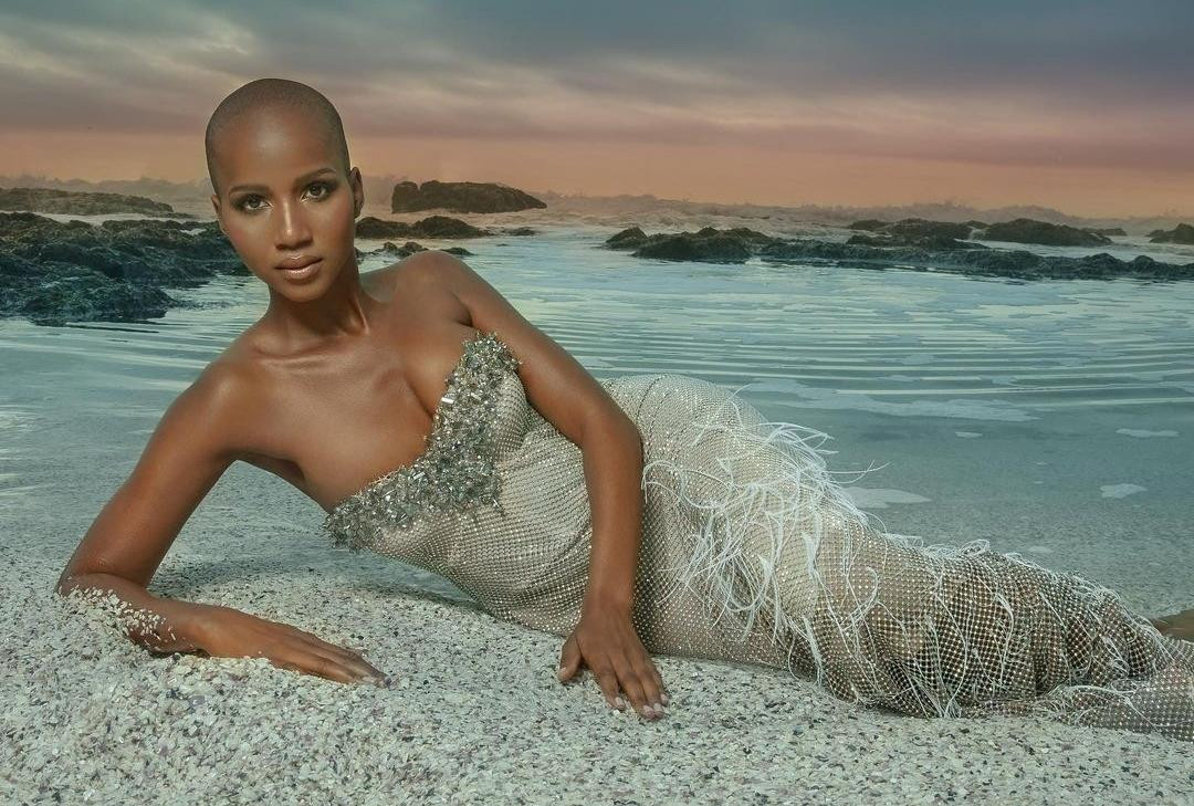 Được biết người đẹp đã có bằng cử nhân Khoa học xã hội về triết học, chính trị và kinh tế và đang hoàn thành bằng cử nhân danh dự ngành Quan hệ quốc tế.