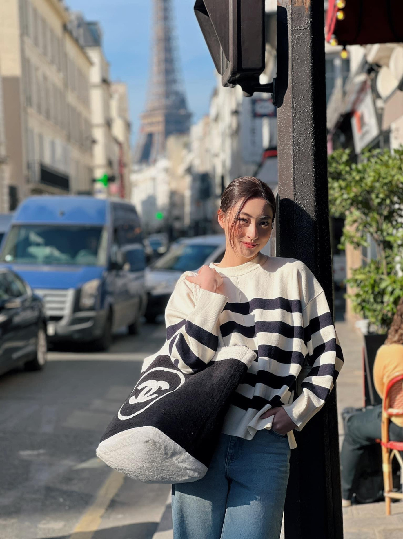 Hoa hậu Lương Thuỳ Linh khoe dáng trên đường phố Paris.