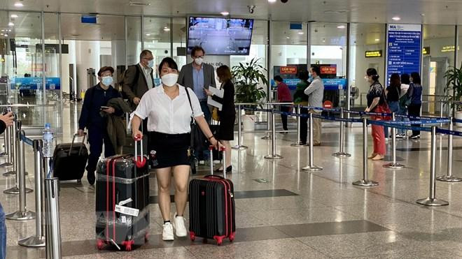 Khách quốc tế đến Hà Nội trong ngày đầu mở cửa đón khách du lịch. (Ảnh: TTXVN) Khách quốc tế đến Hà Nội trong ngày đầu mở cửa đón khách du lịch. (Ảnh: TTXVN)
