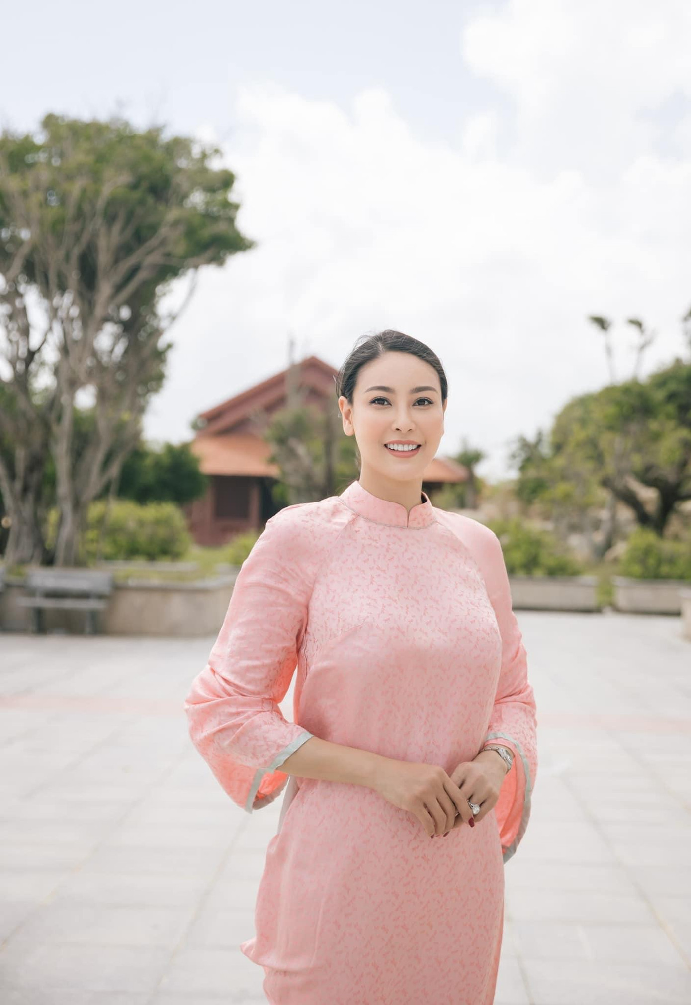 Hoa hậu Hà Kiều Anh xinh đẹp, nền nã khi diện áo dài tông màu hồng pastel. Hoa hậu Hà Kiều Anh xinh đẹp, nền nã khi diện áo dài tông màu hồng pastel.