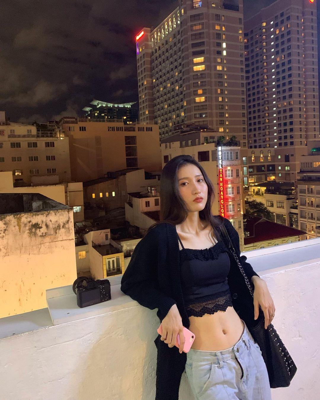 Nguyễn Lê Trung Nguyên sinh năm 2001, cao 1m68, số đo ba vòng 82 - 60 - 92, đang học tại trường Đại học Văn Lang, TP. HCM.