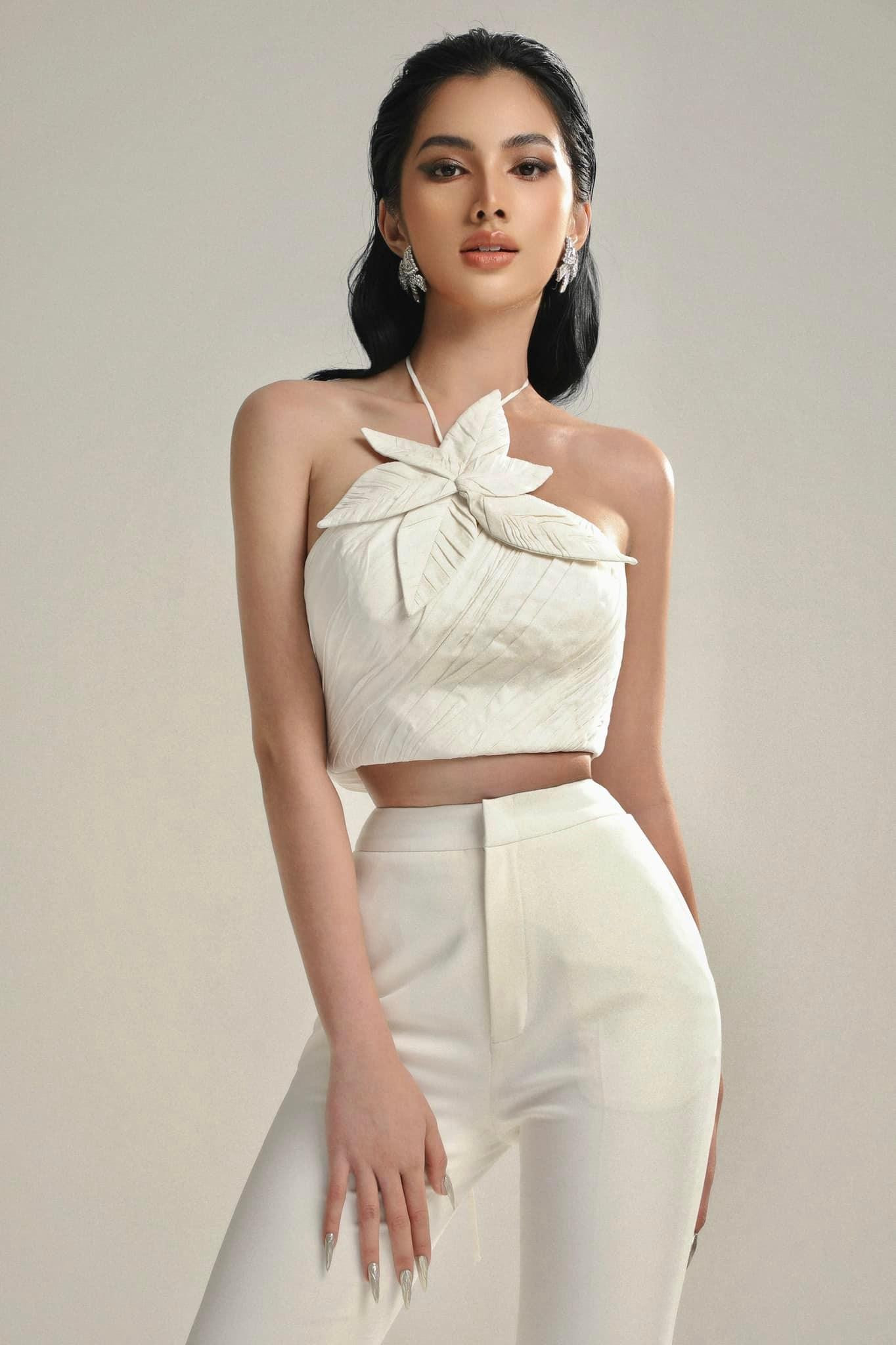 Người đẹp Cẩm Đan diện áo crop-top có thiết kế lạ mắt, khoe trọn vòng eo 'con kiến' quyến rũ.